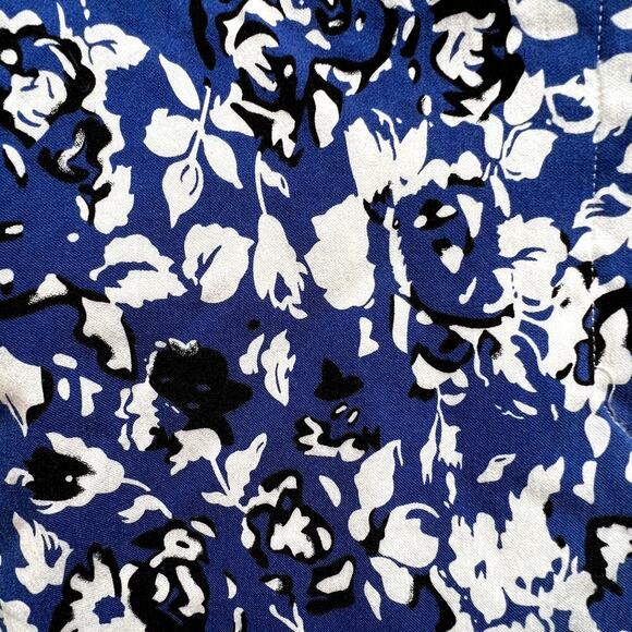 Mario Serrani Blue And White Floral Flat Front Stretchy Shorts Size 4 - Picture 3 of 6